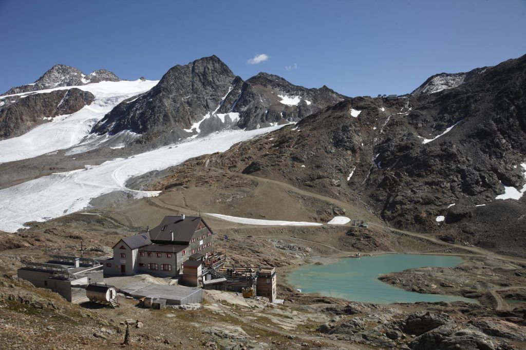 The Schöne Aussicht shelter against a glacier backdrop
