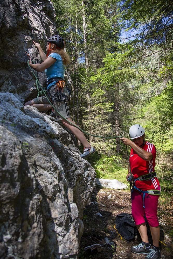 Kletterin im Klettergarten Mötz im schattigen Wald