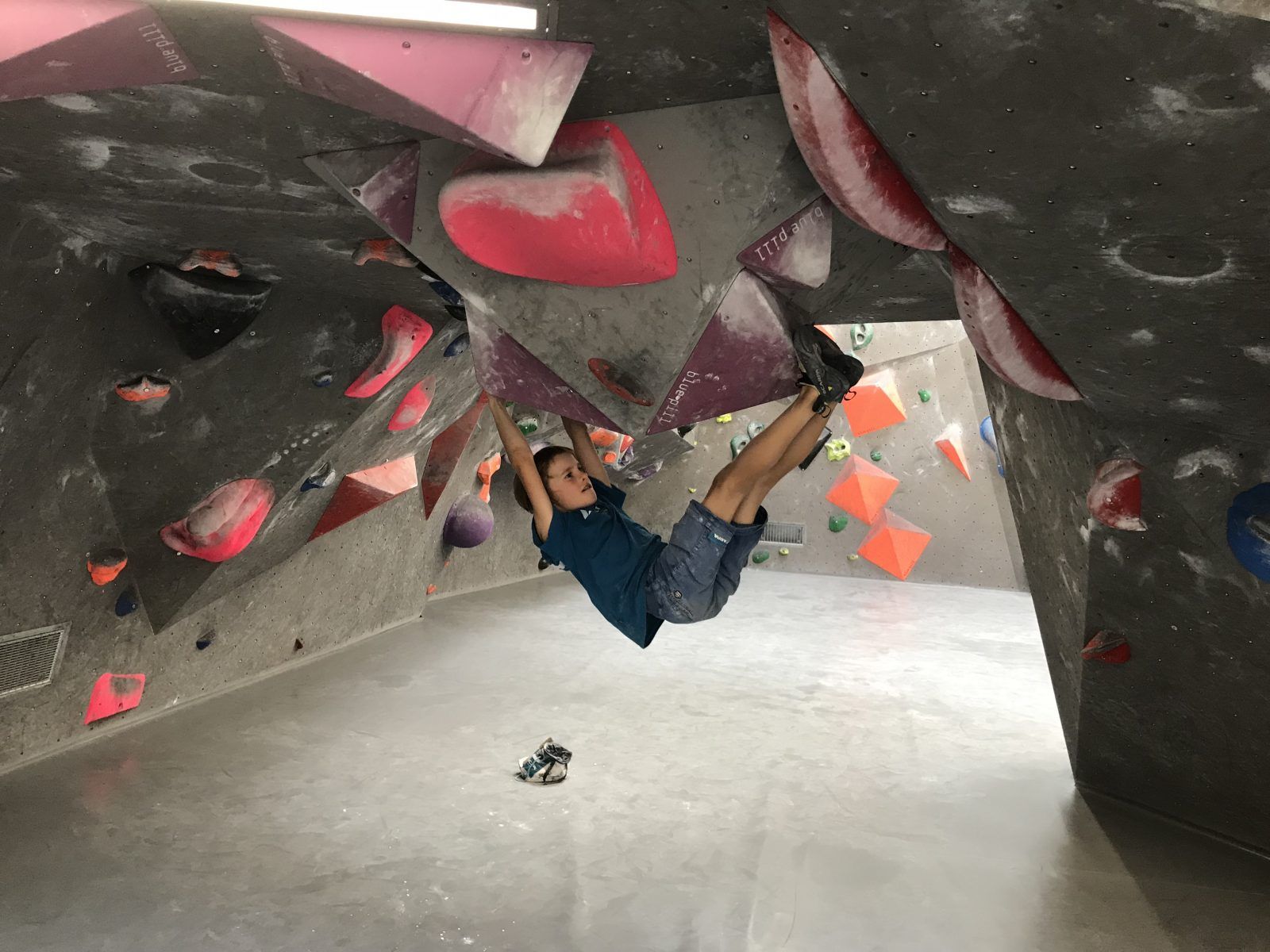 Kind bouldert im Kletterzentrum Innsbruck