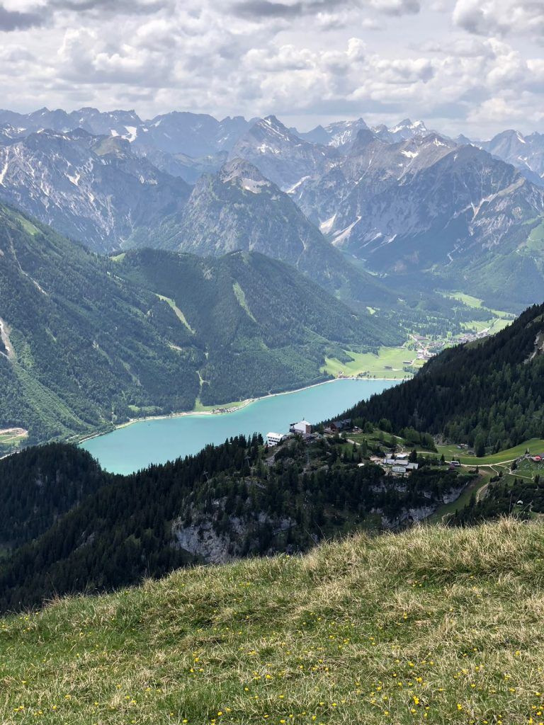 Blick vom Rofan hinunter auf den Achensee
