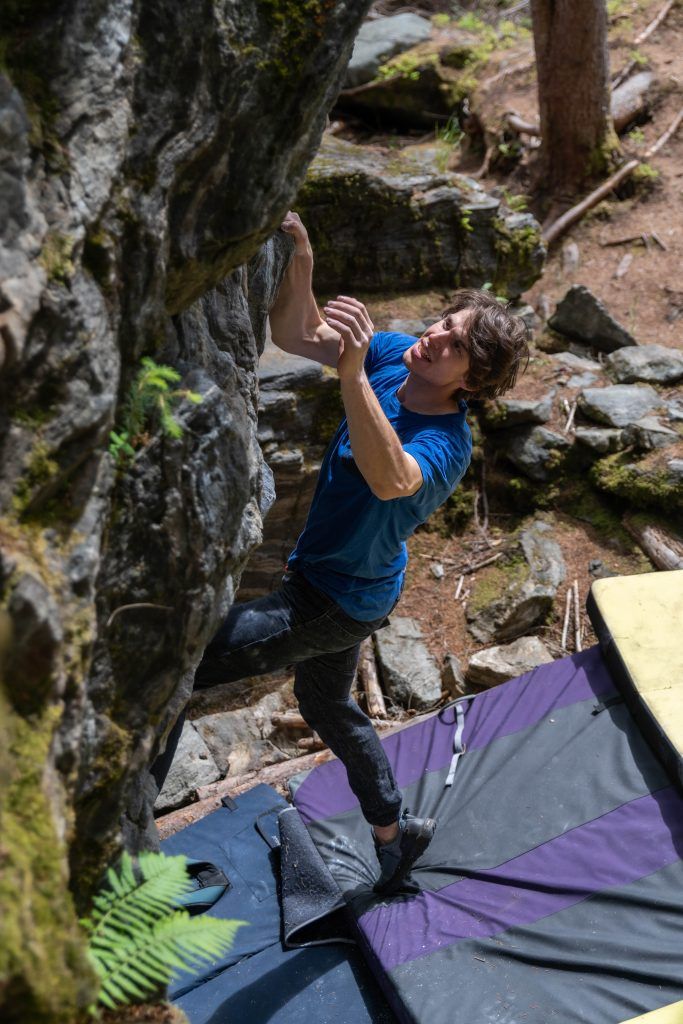 Salewa-Athlet Louis Gudolf zeigt Bouldertechnik am Mandlers Boden