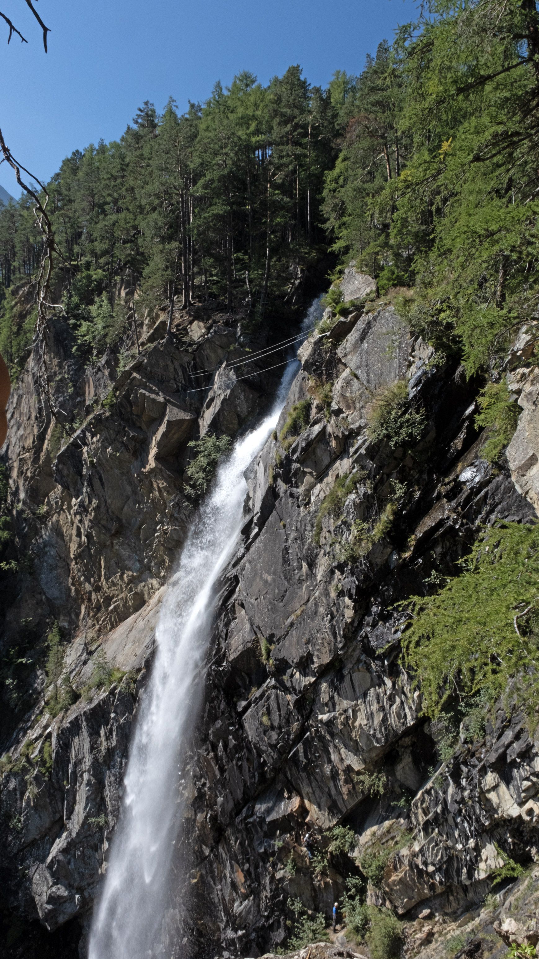 Klettersteiggeher in der Wand neben dem Lehner Wasserfall im Ötztal