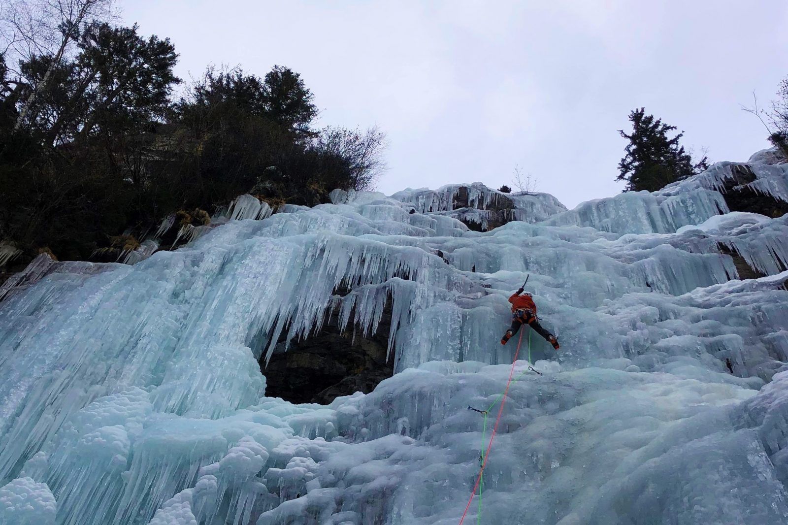 Eiskletterer im Mittelteil des Luibisbodenfalls im Pitztal