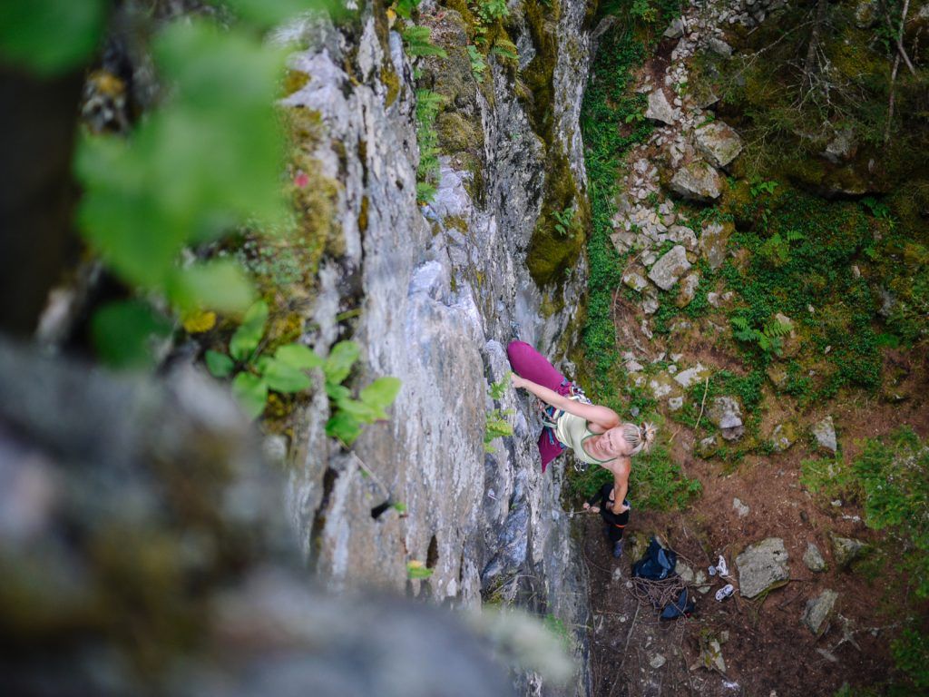 Granitblöcke im Wald des Klettergebiets Niederthai