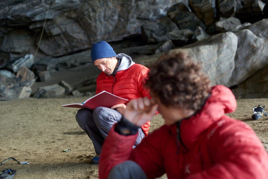 Klaus Isele arbeitet mit Adam Ondra an einer Therapielösung