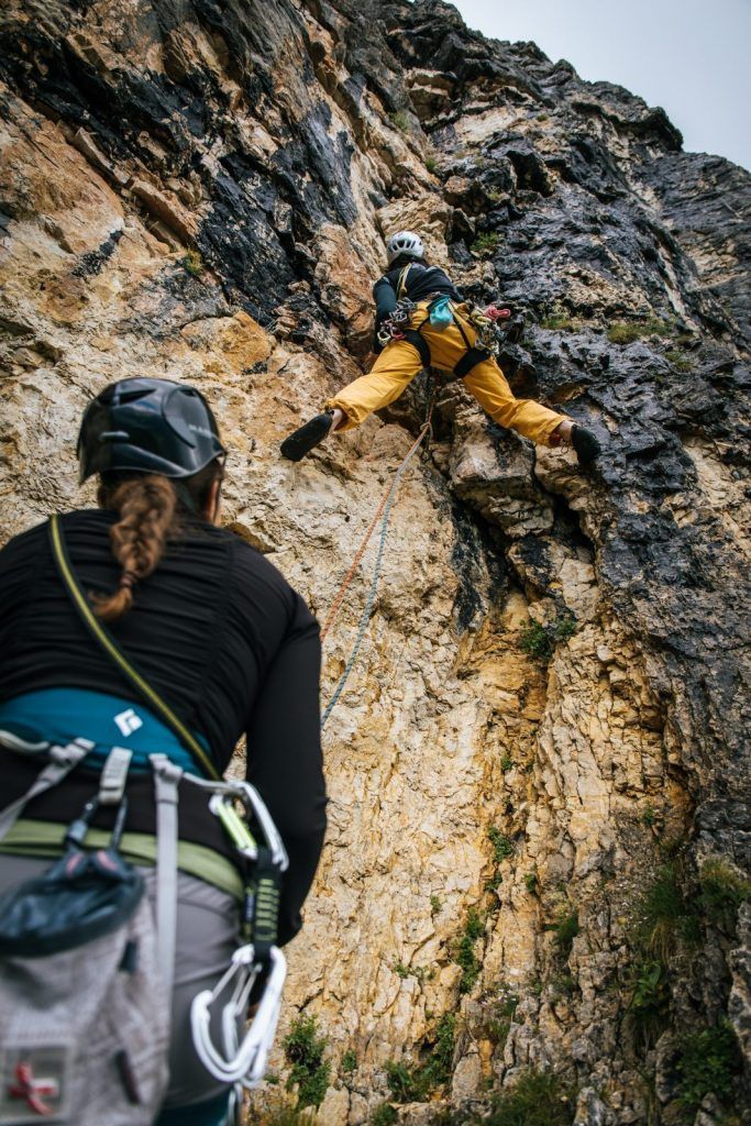 Kletterin im Kalkfels des Rofangebirges