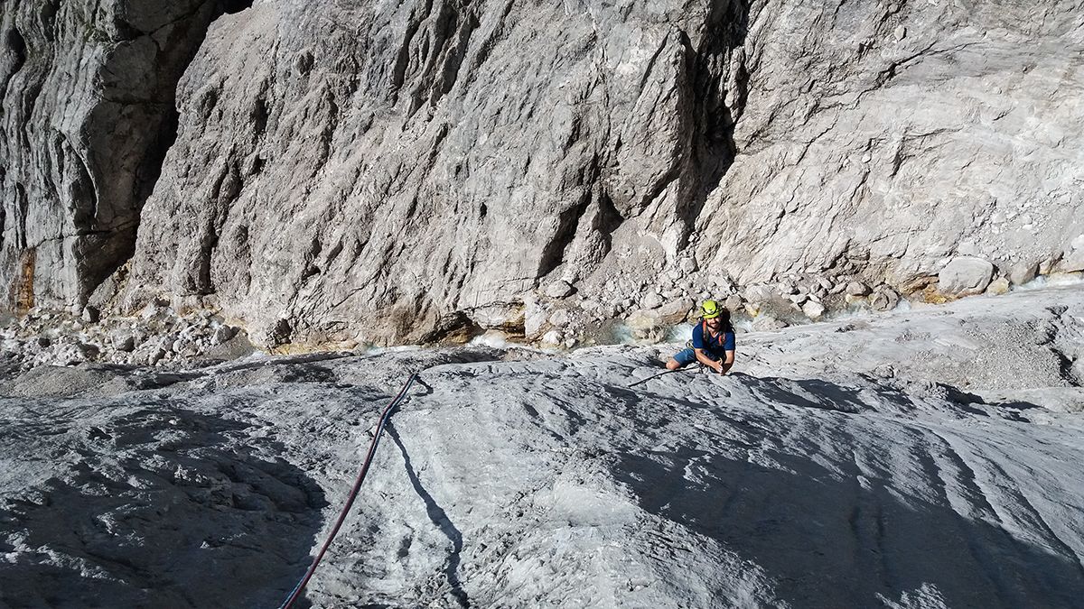 Kompakte graue Kalkplatten am Marillensteig in der Mieminger Kette