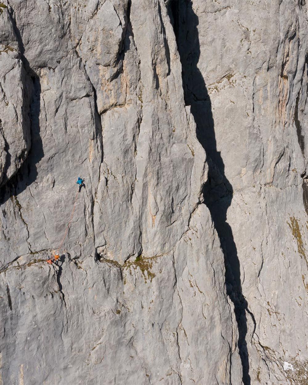 Climbers on the sixth pitch of the ‘Sportherz’ route on a large wall with a distinctive crack