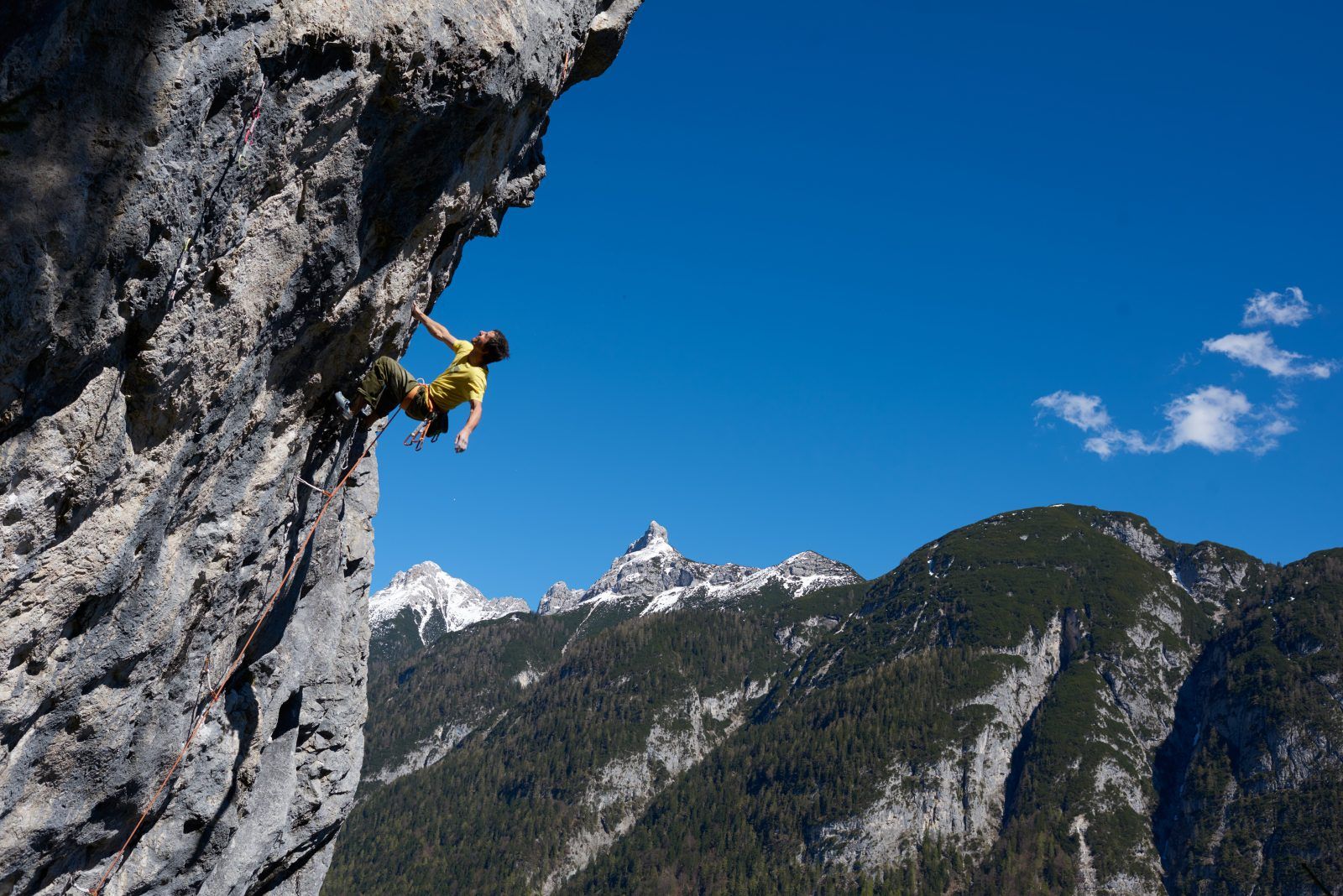 Kletterin in einer Route an der Chinesischen Mauer
