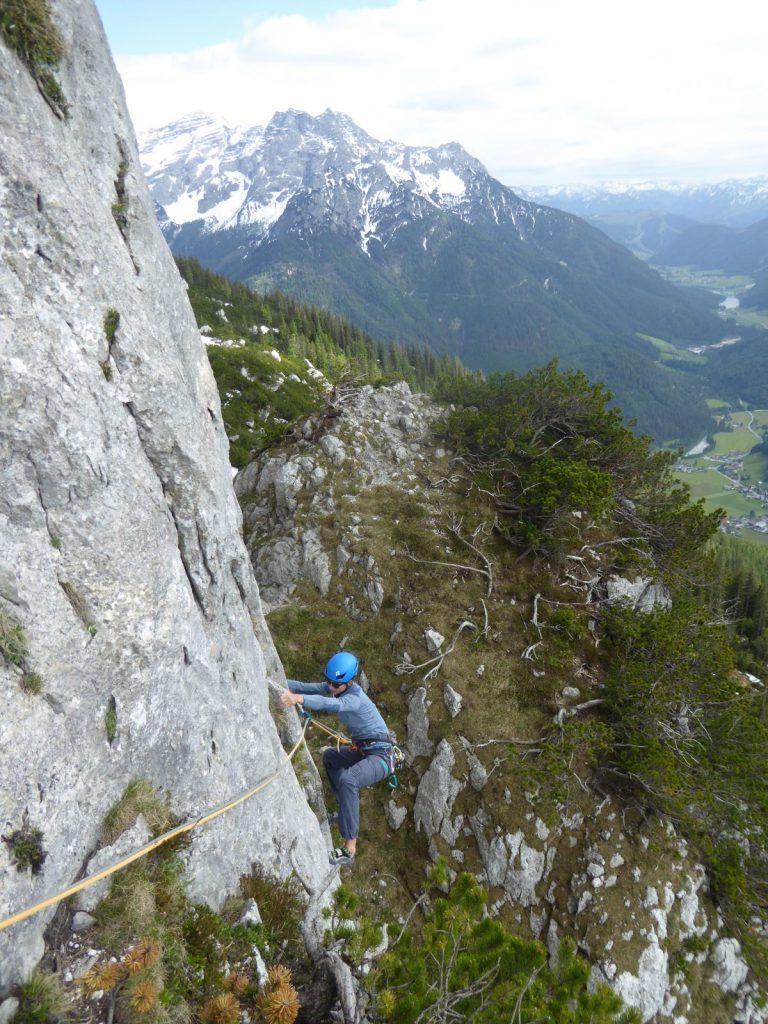 Kletterin in der Route Ironlaus an der Steinplatte