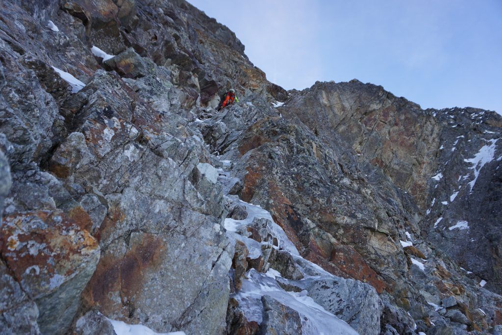 Kletterer in kombiniertem Fels- und Schneegelände in der Zwölferkogel Nordwand
