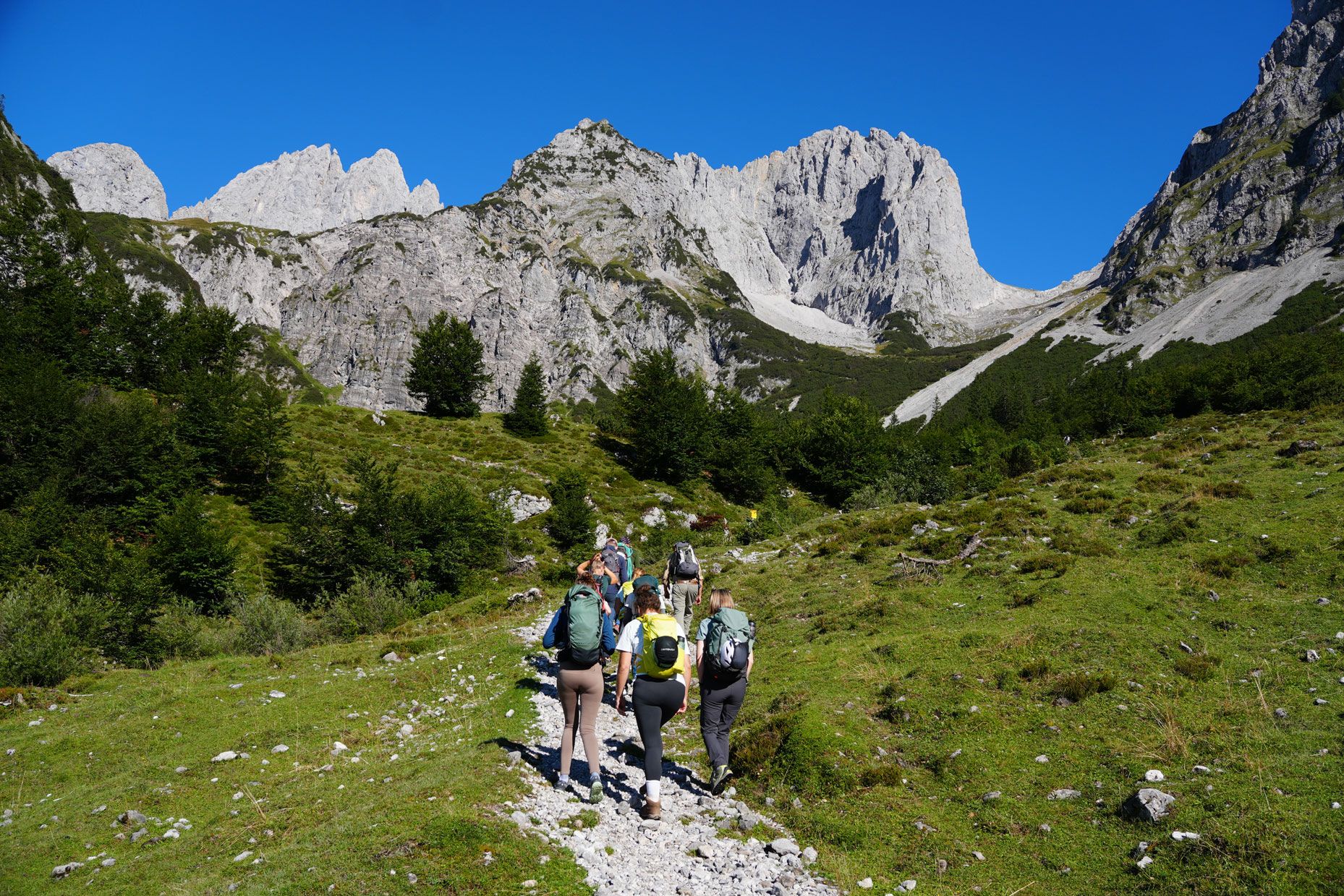 Klettergruppe auf dem Weg zum Klettersteig