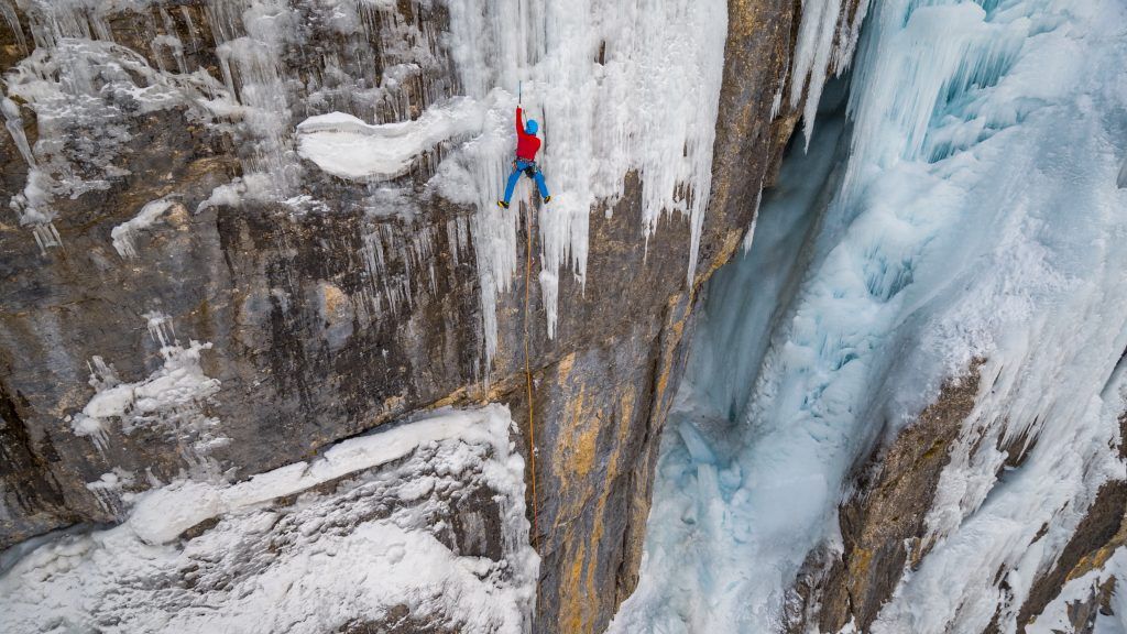 Christian Piccolruaz beim Eisklettern im Pinnistal