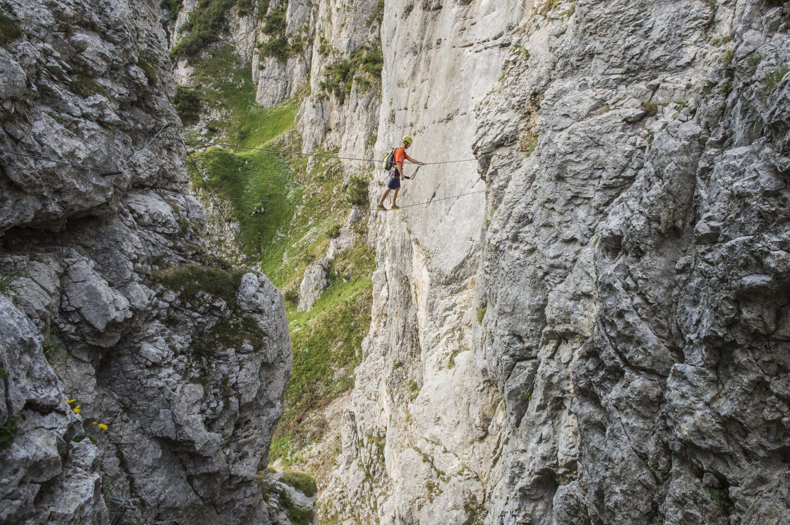 Klettersteiggeher auf der Zweiseilbrücke im Klamml-Klettersteig
