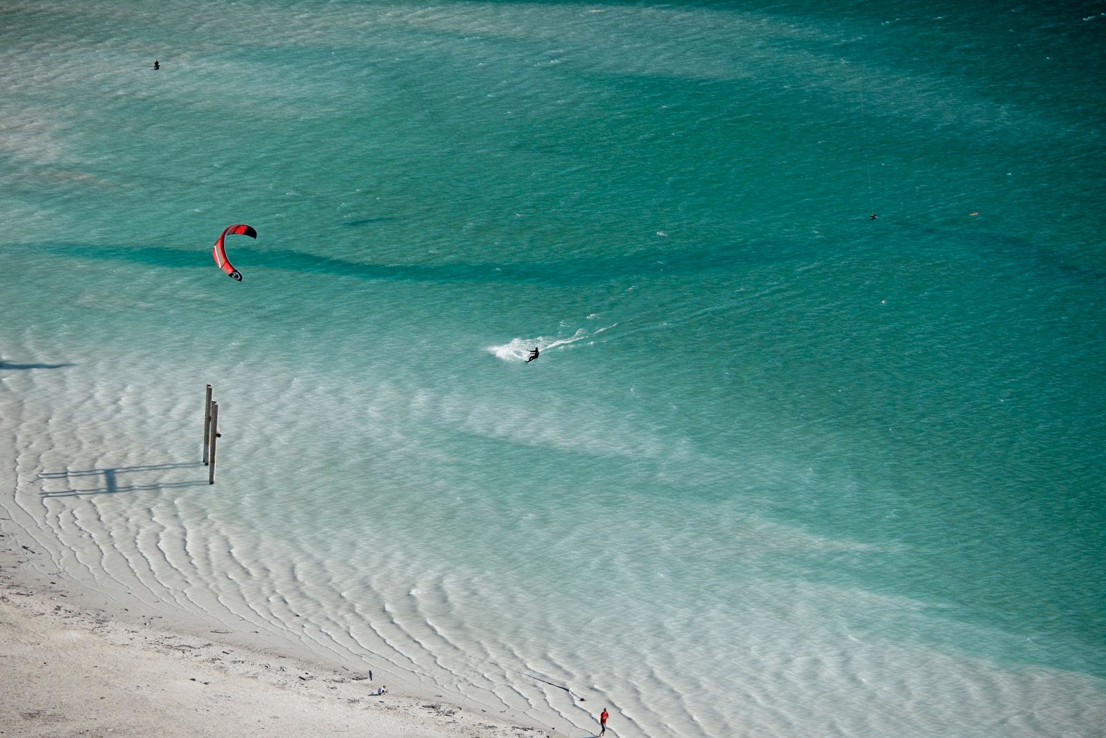 Kitesurfer auf dem Achensee vor Bergkulisse