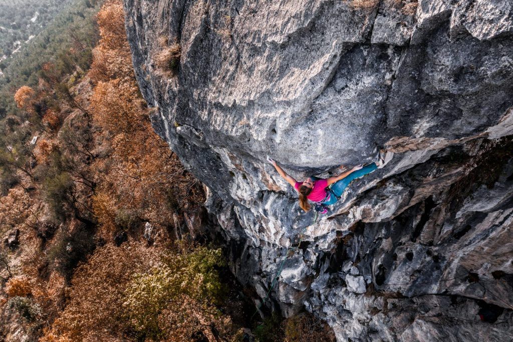 Anna Stöhr klettert im Fels