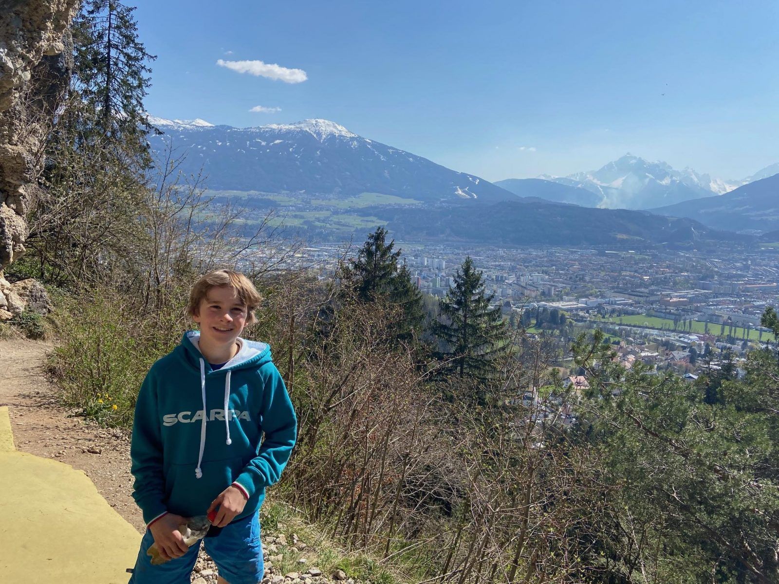 Kinder wärmen sich vor dem Klettern in einem Klettergarten auf
