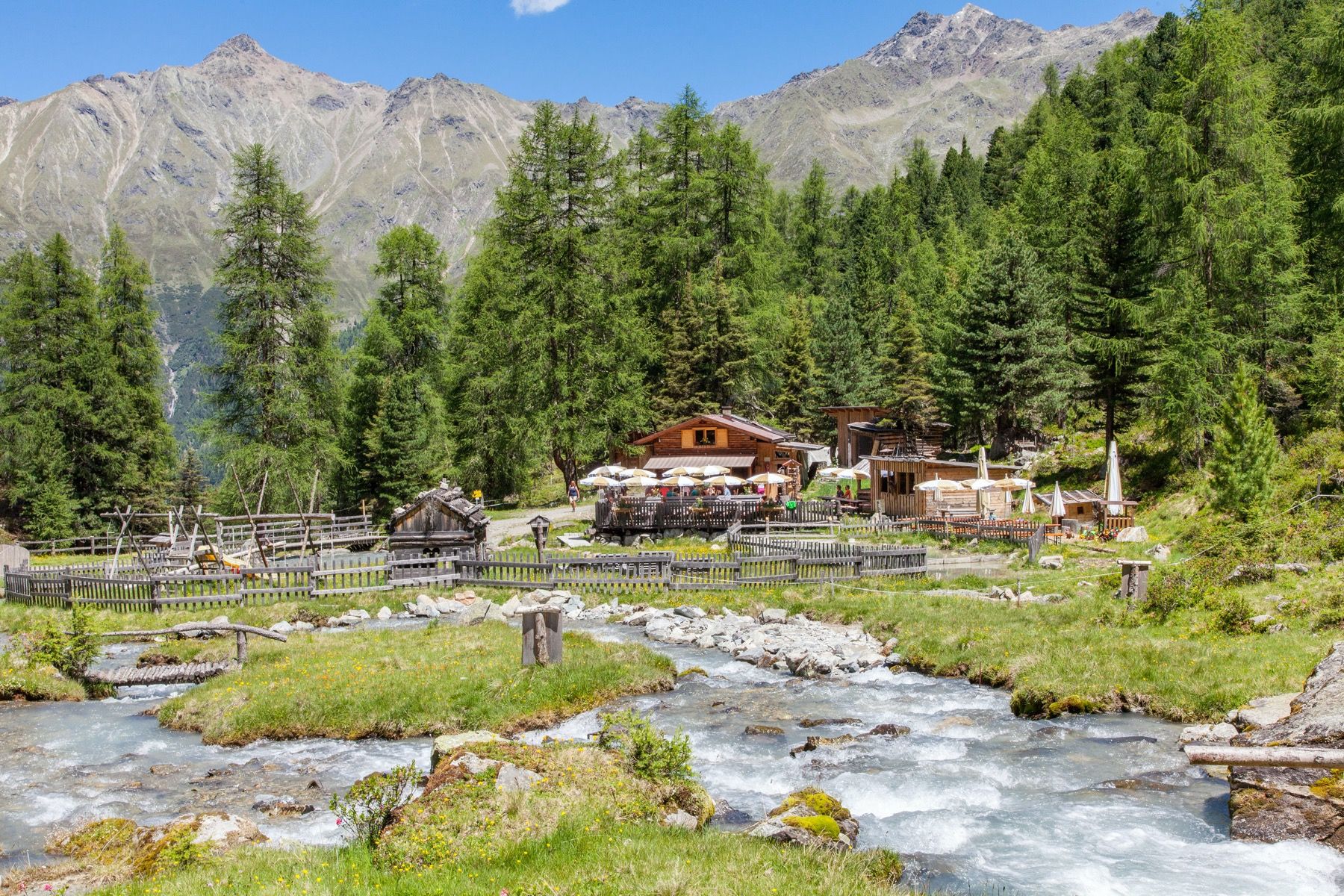 Die Tiefentalalm im Lärchen- und Zirbenwald im inneren Pitztal