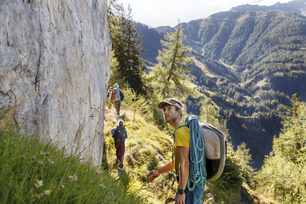 Kletterseilschaft am Fels: Sichern mit Halbautomat