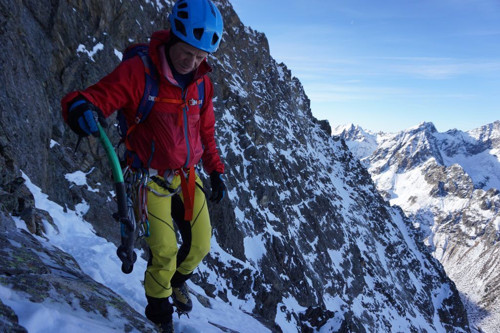Alpinist quert ein Schneefeld Richtung Nordgrat des Zwölferkogels