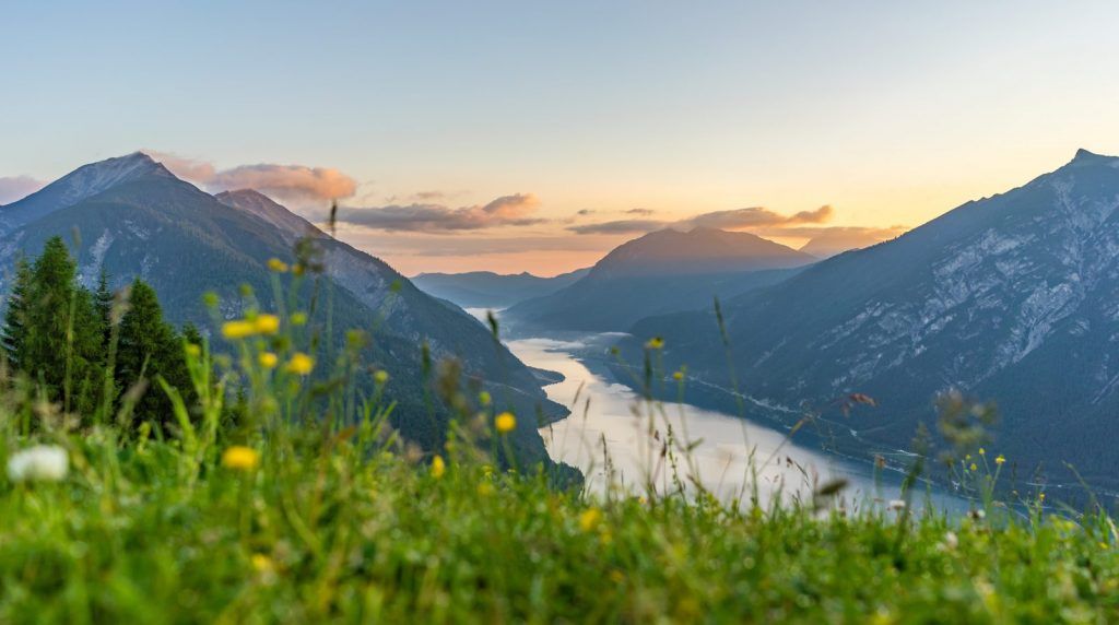 Blick über den langgestreckten Achensee mit steilen Felswänden