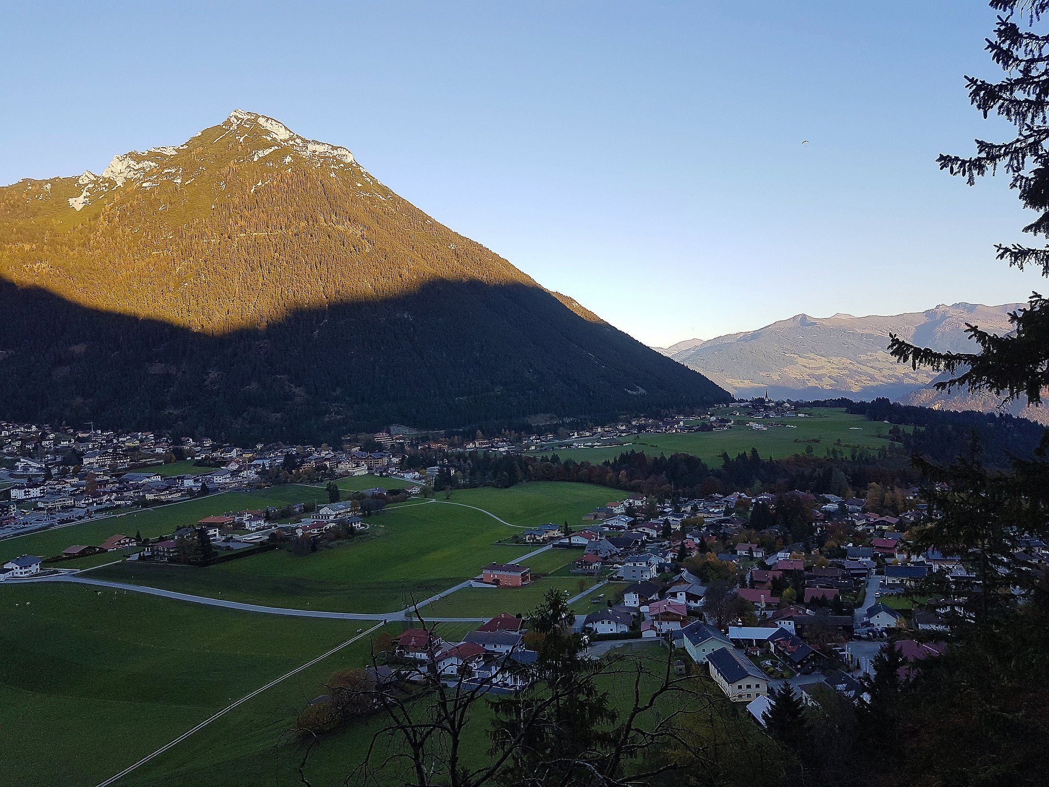 Blick vom Klettergarten Bärenkopf auf Maurach und das Rofan im Herbst