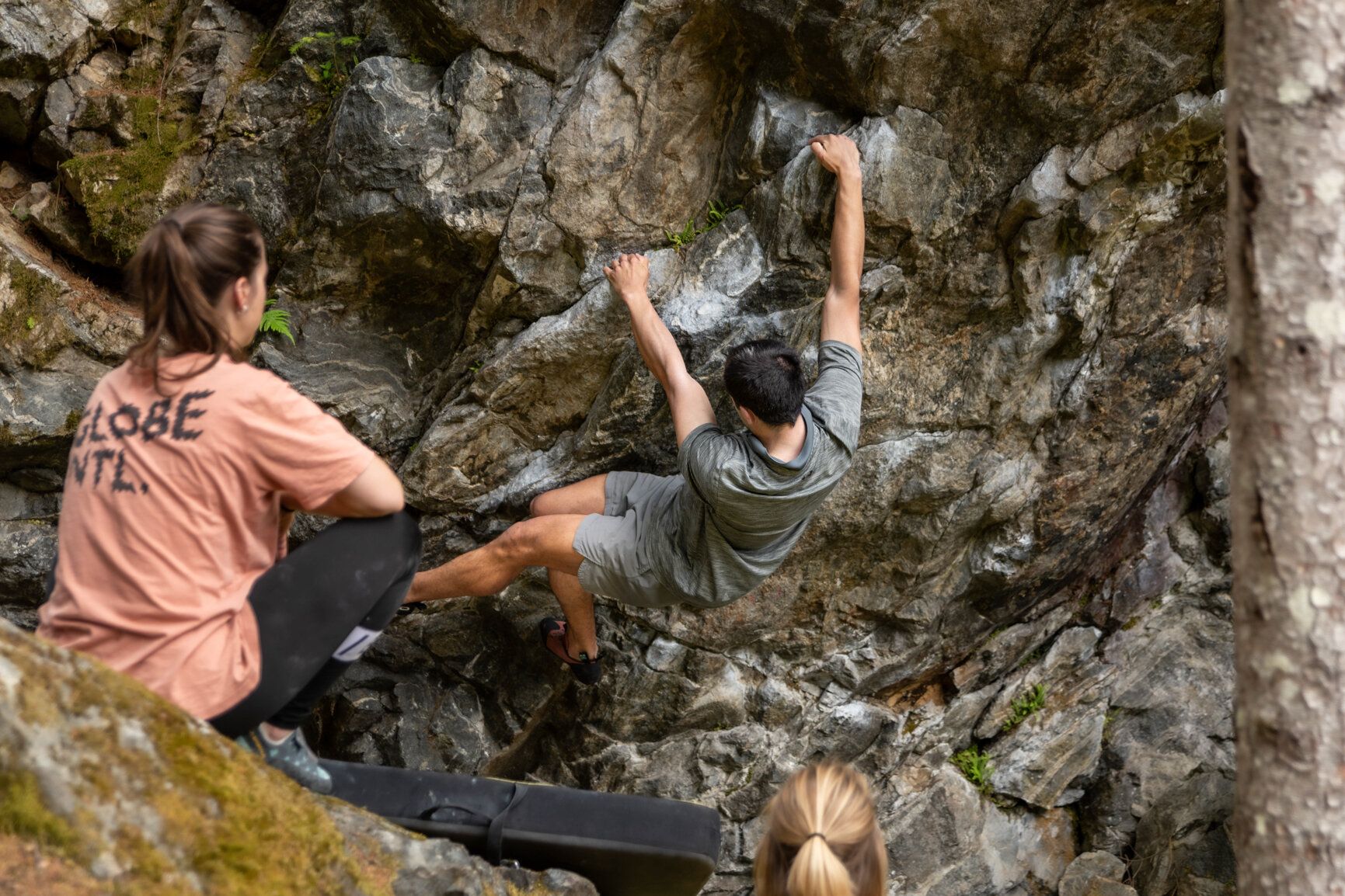 Boulderer im Überhang