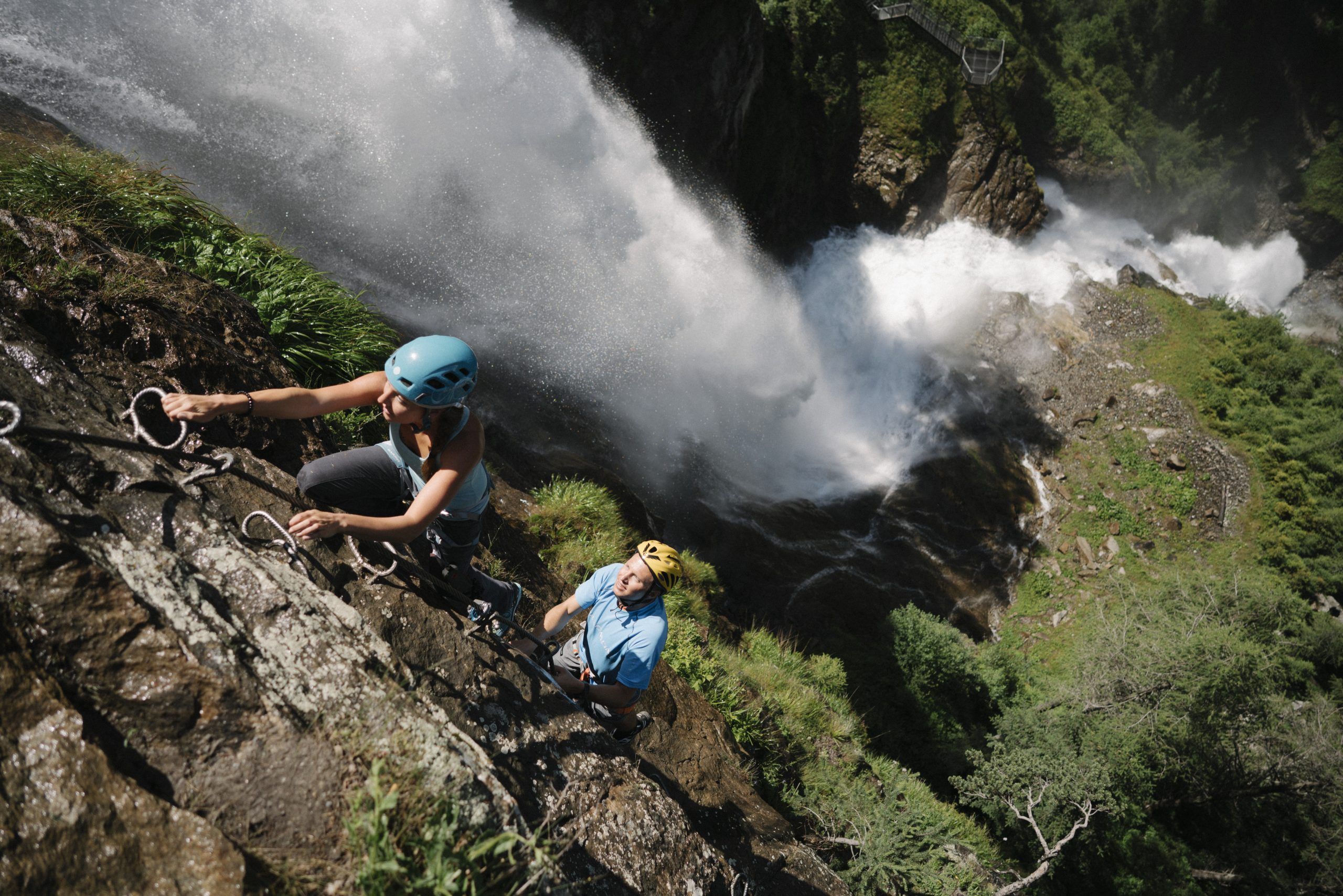 Klettersteiggeher am Stuibenfall bei Umhausen im Ötztal