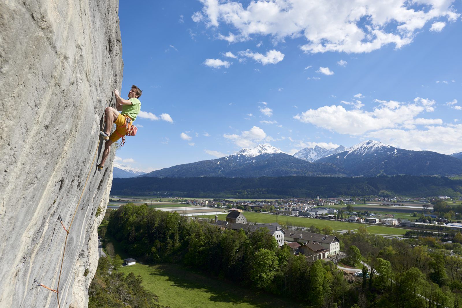 Kletterer im Sektor Dschungelbuch an der Martinswand bei Innsbruck
