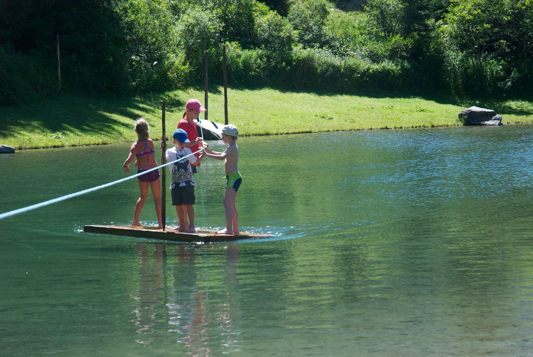 Floß auf dem Badeteich der Wasserwelten Stillebach im Pitztal