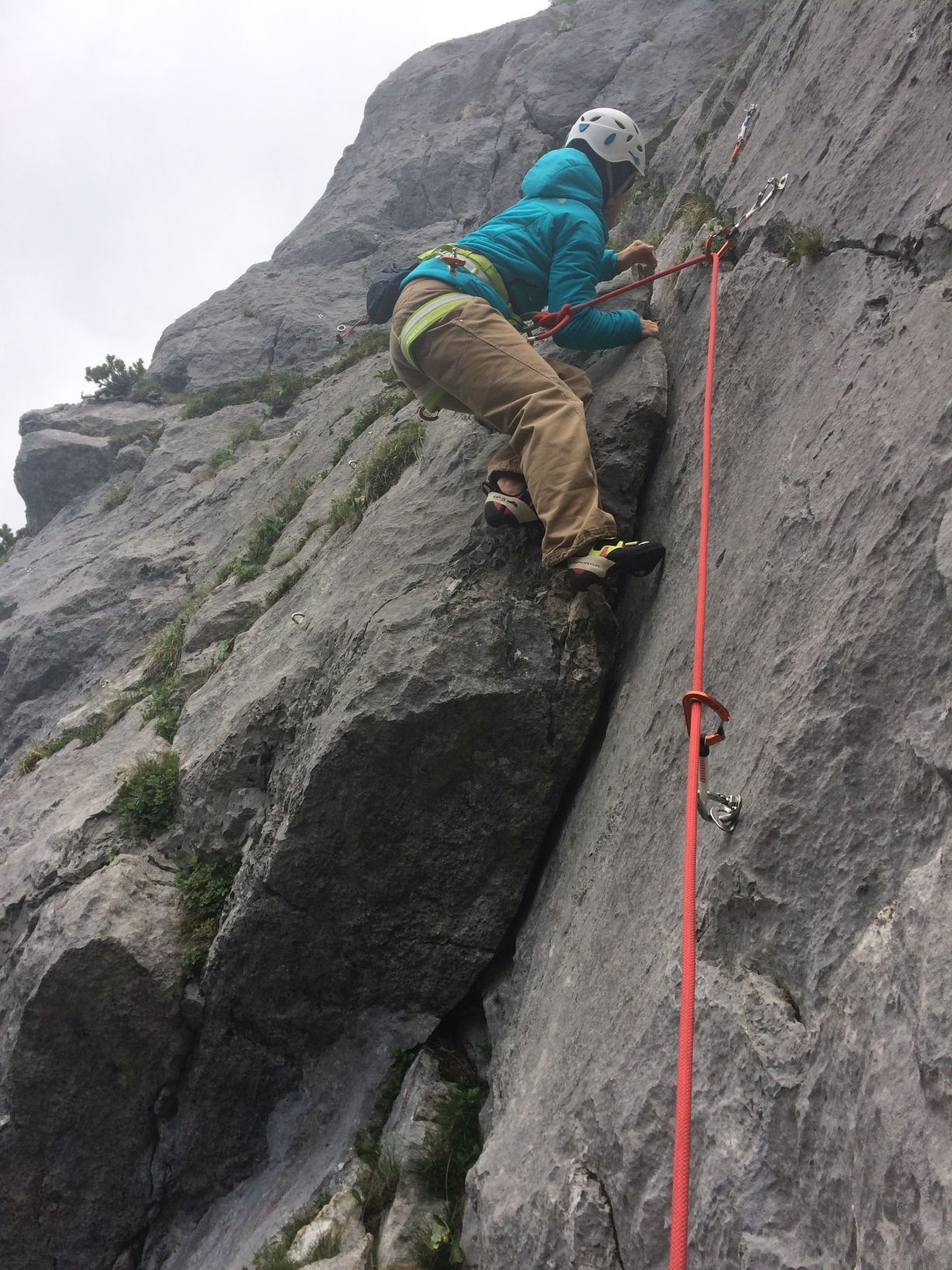 Kletterer in einer grauen Kalkplatte im Wilden Kaiser