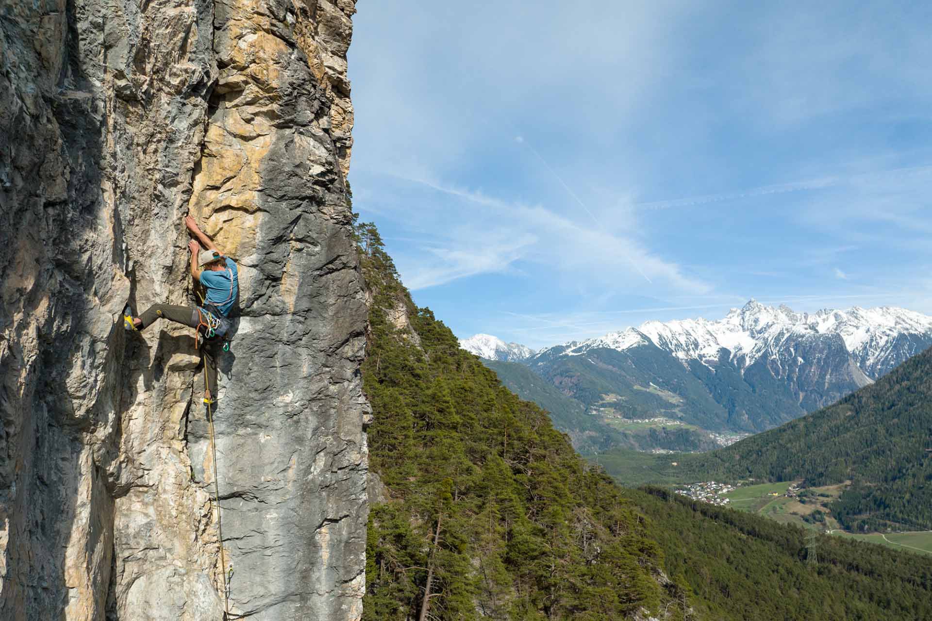 Ein Mann klettern in einer steilen Wand, irgendwo in Tirol