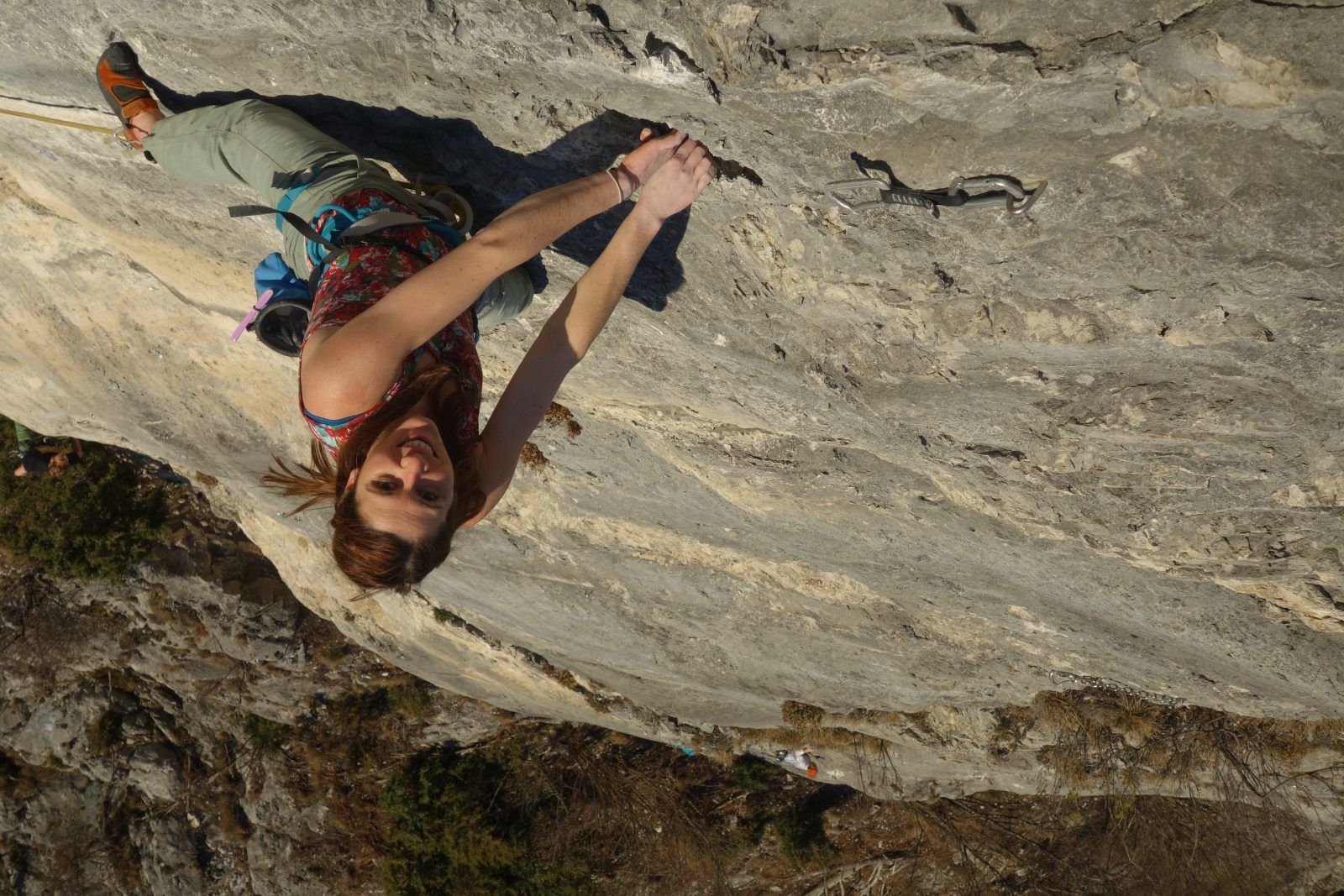 Kletterin in einer Ausdauerroute