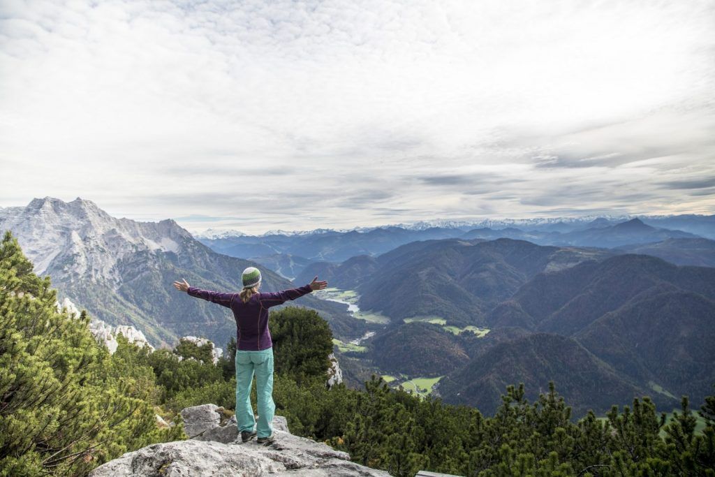 Kletterin an der Steinplatte mit weitem Blick über das Pillerseetal