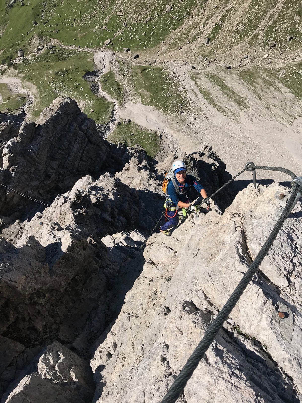 Klettersteiggeherin an der senkrechten Schlüsselwand