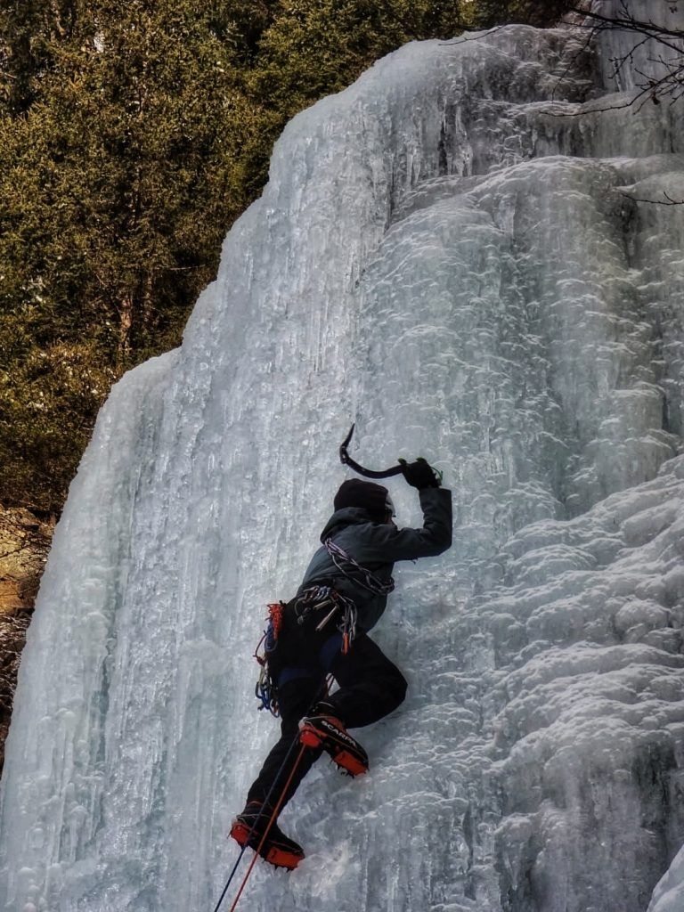 Max Gschaider beim Eisklettern am Klockelfall im Pitztal
