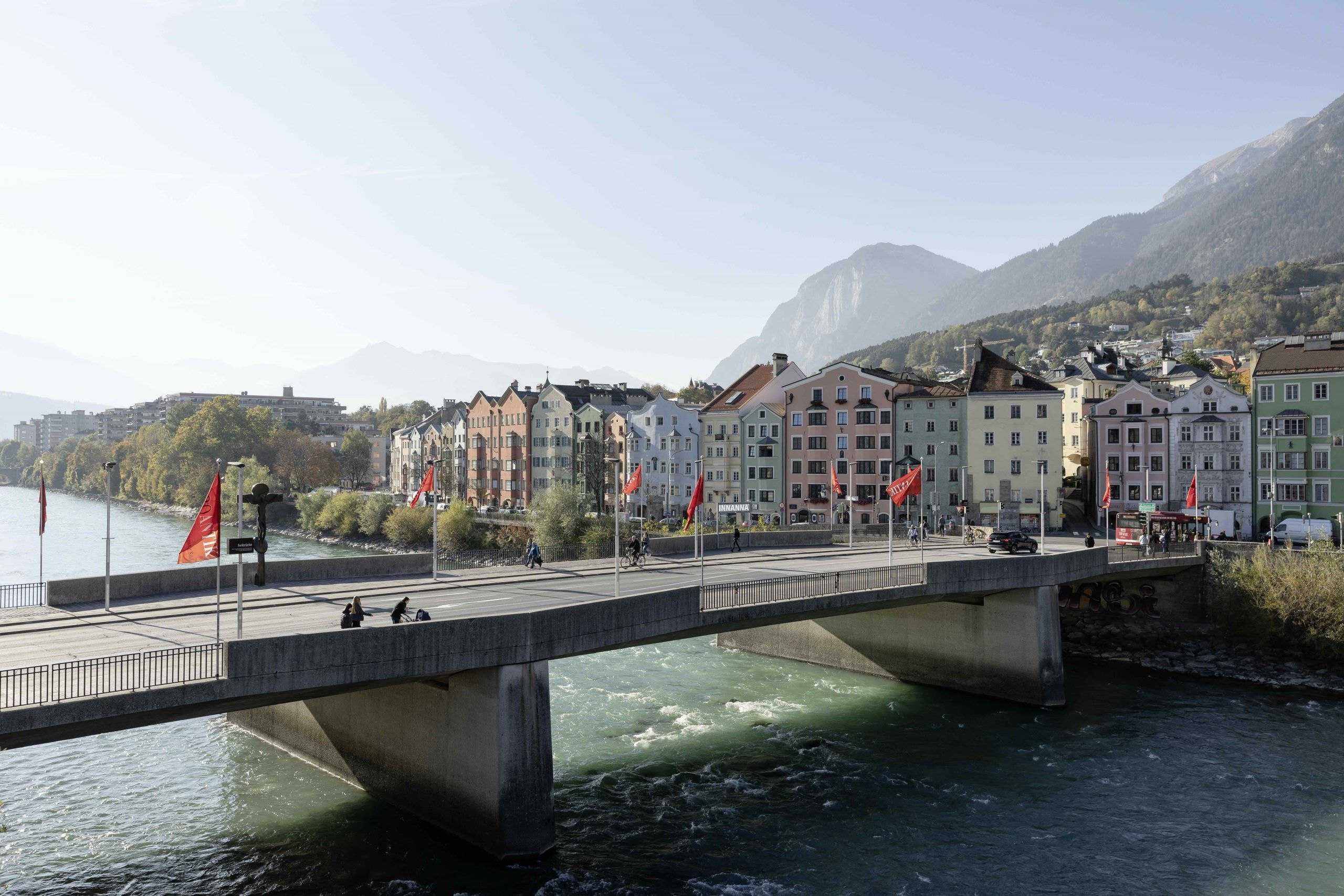 Die Innbrücke in Innsbruck mit der Nordkette im Hintergrund