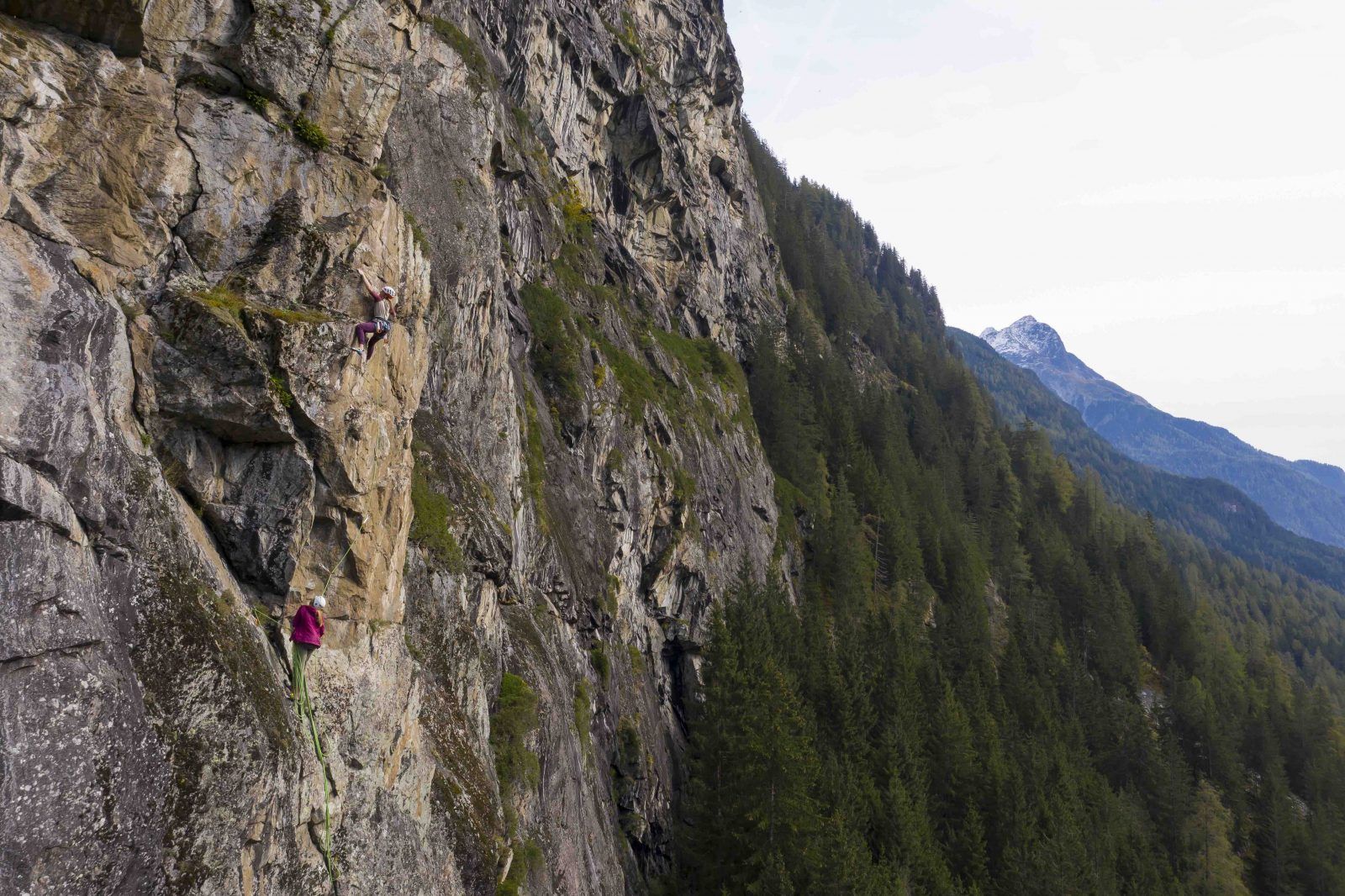 Chanti Gründler on the characteristic ledges of Nösslach in the Ötztal