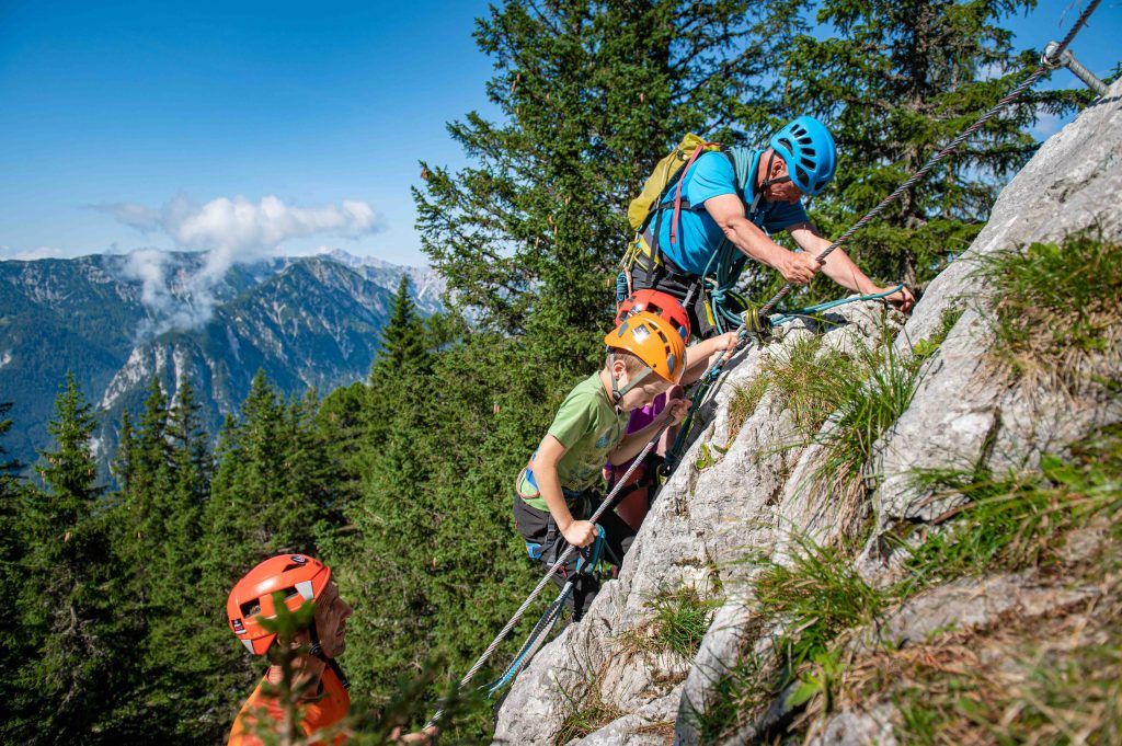 2 Erwachsene mit 2 Kindern im Klettersteig