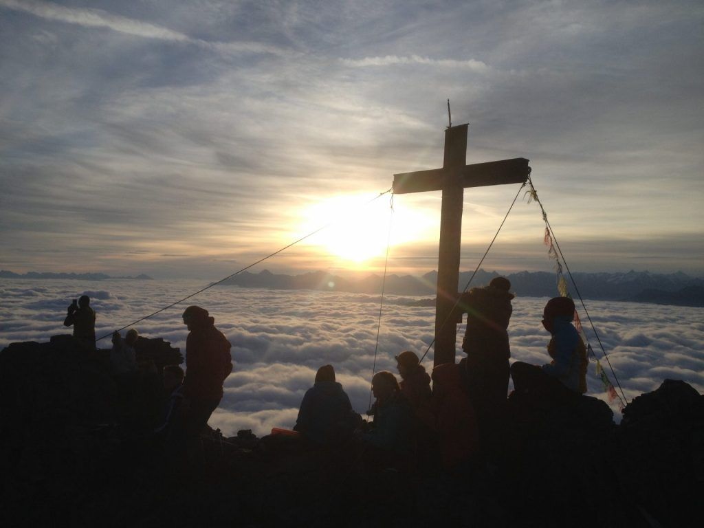 Sonnenaufgang über den Berggipfeln von einer Kletterhütte aus
