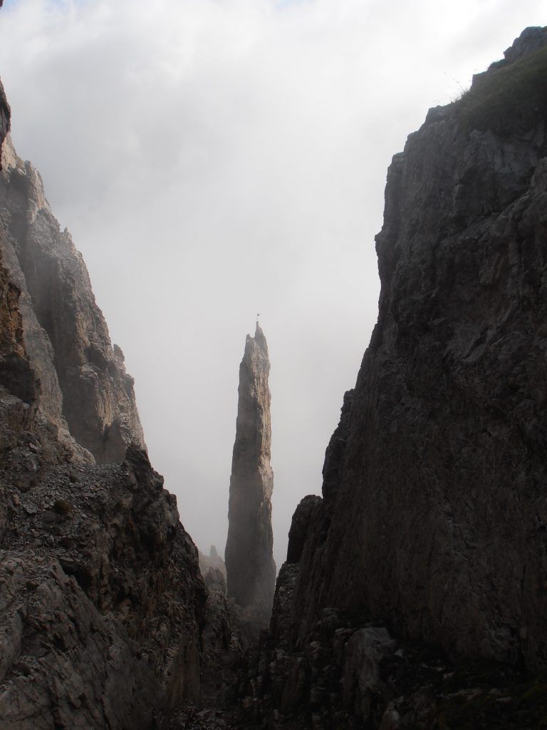 Die freistehende Kalknadel der Gipfelstürmernadel im Karwendel im Morgenlicht