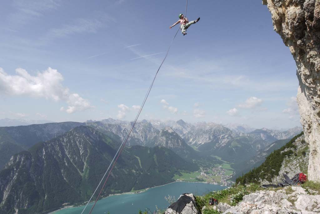 Kletterin mit Tiefblick auf den Achensee