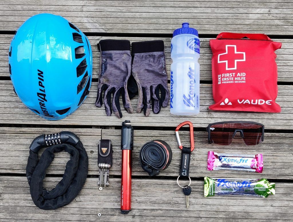 Ausgebreitete Packliste für ein E-Bike-&-Climb-Abenteuer