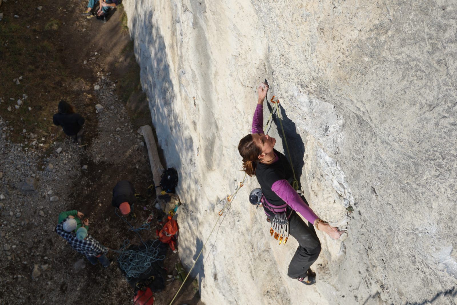 Kletterin in einer Route im Dschungelbuch an der Martinswand