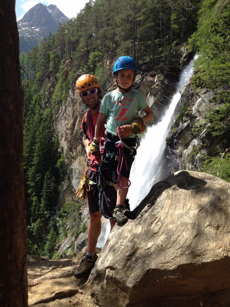Kind am Ende eines Klettersteigs, sichtlich stolz