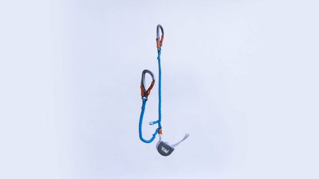 Via ferrata set with two load-bearing arms attached to the wire rope