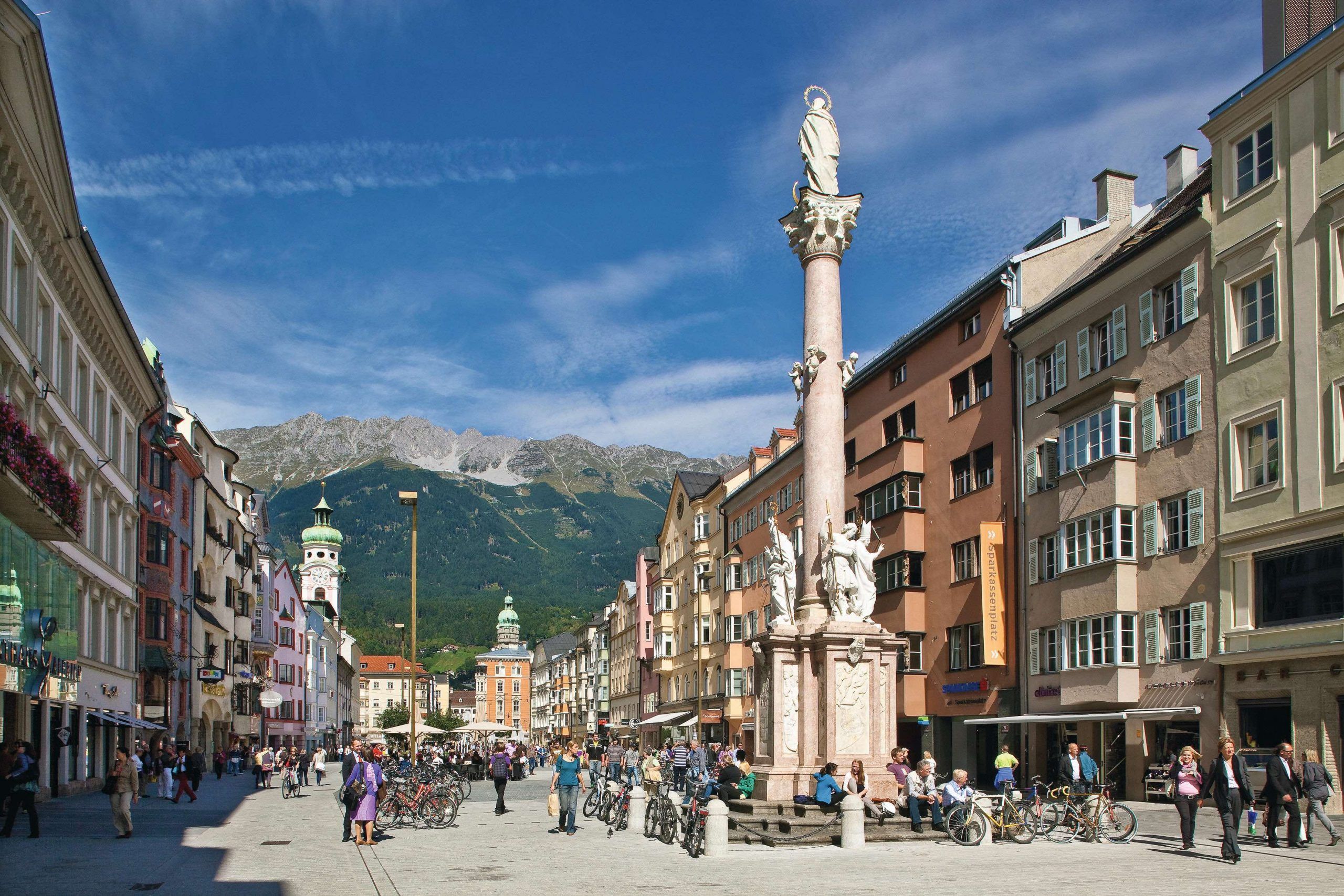 Die Maria-Theresien-Straße in Innsbruck mit Blick auf die Nordkette