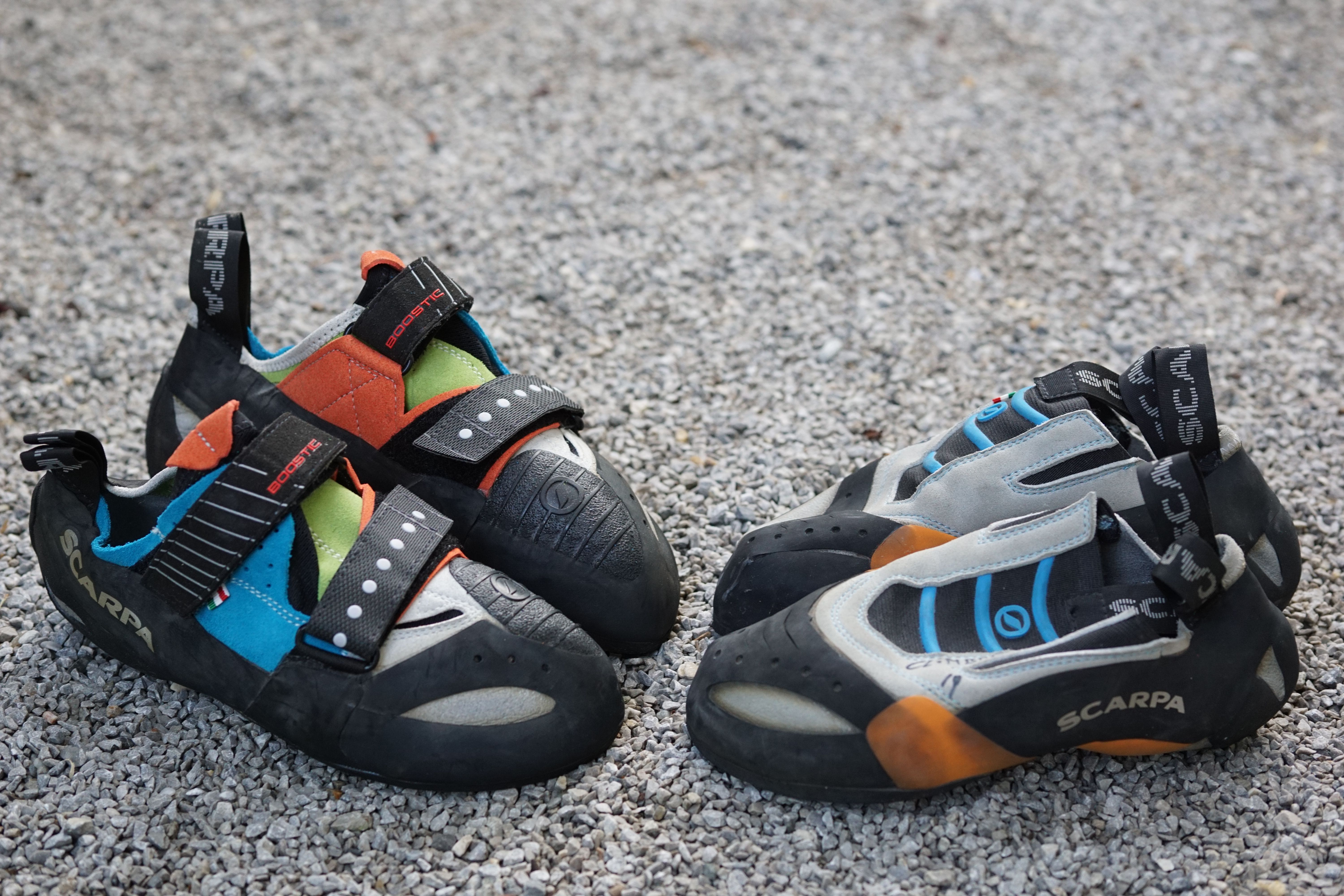 Zwei Paar Kletterschuhe mit Klettverschluss auf Kies