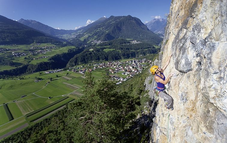 Sonnige Felswand der Roten Wand bei Imst