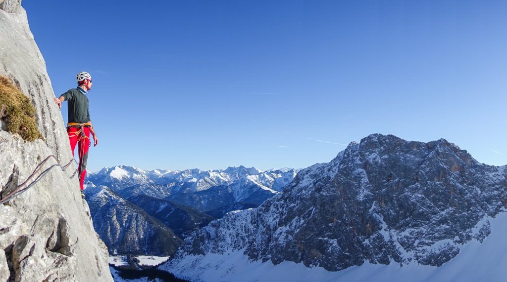 Winter panorama from the belay station at Schüsselkar, looking towards the Karwendel Mountains and the Stubai Alps